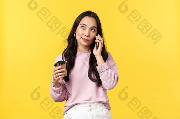 人情绪生活方式休闲美概念可爱的时尚的亚洲女人深思熟虑的会说话的移动电话喝咖啡
