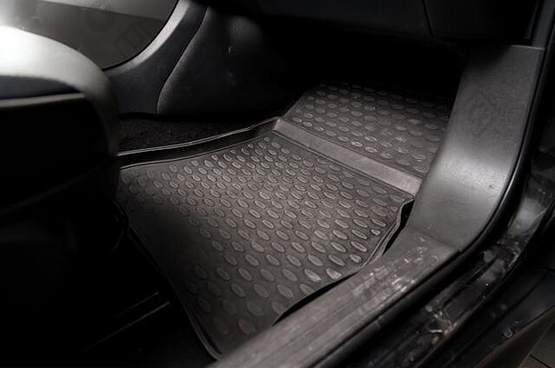 脏车地板上垫黑色的橡胶乘客座位车间详细说明车辆干清洁汽车服务行业以上室内