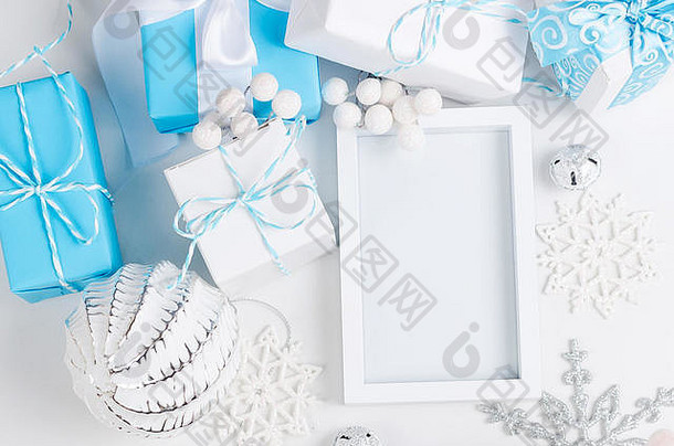 圣诞节问候卡空白色框架蓝色的白色假期装饰球玩具白色背景复制空间前视图平躺