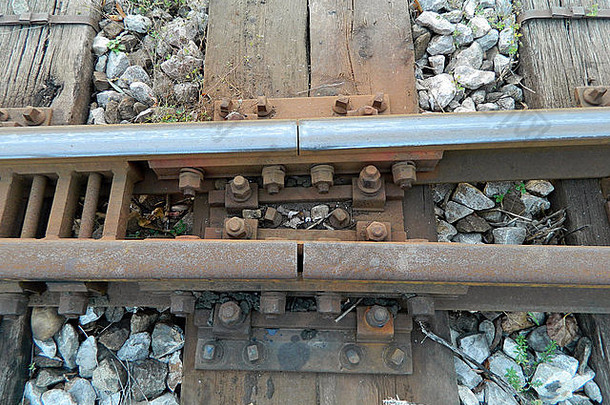 有关节的Rails铁路行连接Rails跟踪