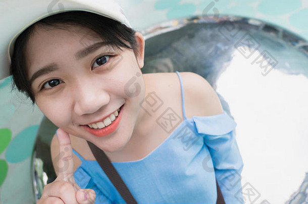 可爱的年轻的亚洲泰国青少年微笑快乐好牙科健康