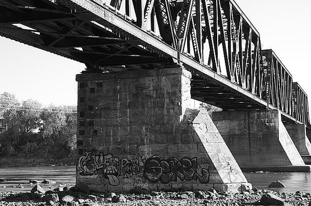 火车跟踪桥使<strong>金属立体</strong>的河旅行目的地美国