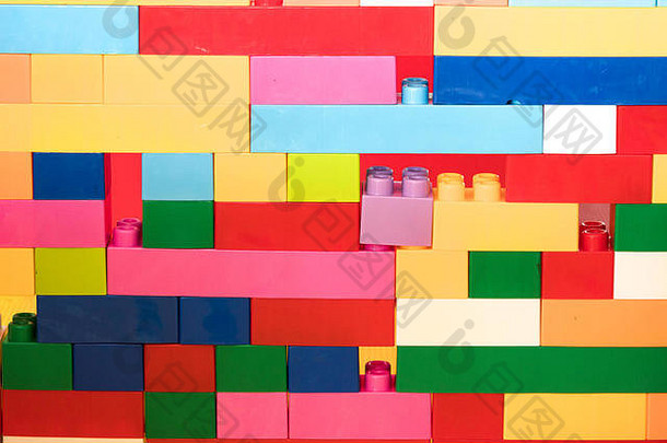 色彩斑斓的堆放玩具塑料建筑块