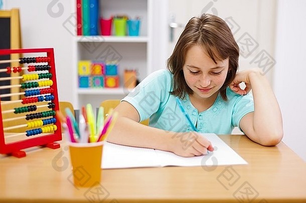 青少年女孩练习家庭作业教室