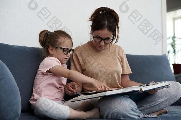 妈妈。女儿阅读书妈妈。教女孩