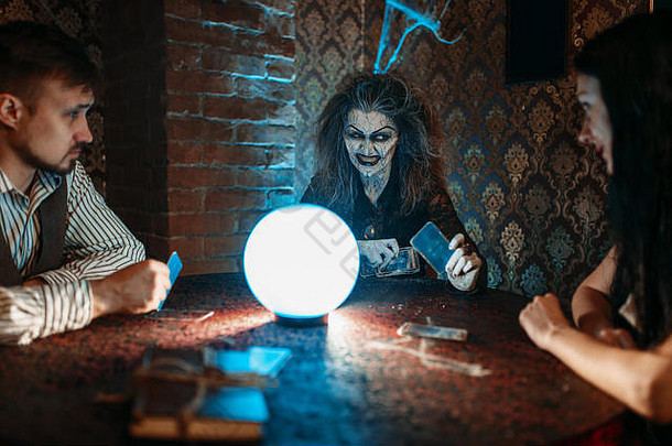 女巫读取魔法拼写水晶球