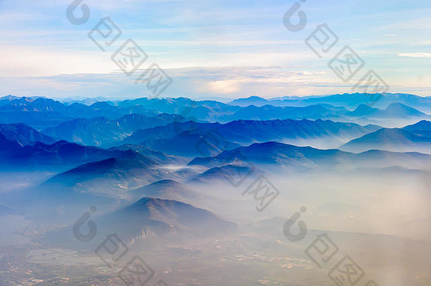 雾形式山谷瑞士阿尔卑斯山脉