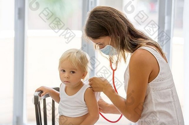 儿科医生检查婴儿男孩医生听诊器听孩子检查心击败