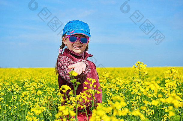女孩孩子油菜籽场明亮的黄色的花春天景观