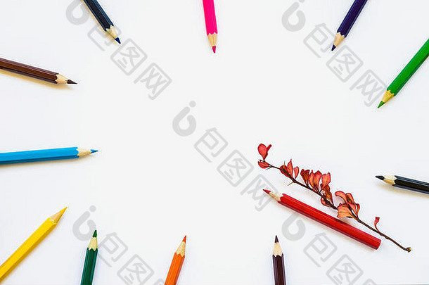 彩色的铅笔白色笔记本专辑背景红色的秋天的分支概念回来学校空间文本