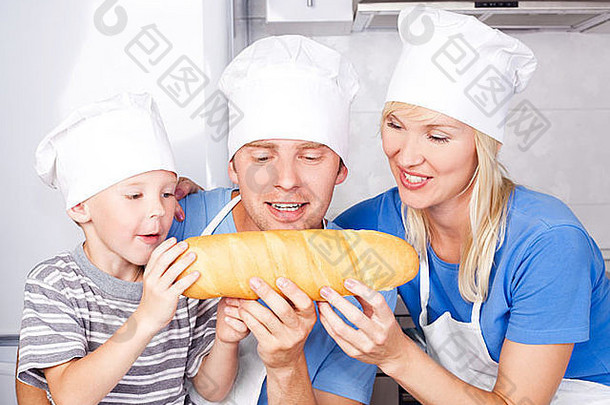 年轻的家庭父亲妈妈。一年儿子吃面包厨房首页