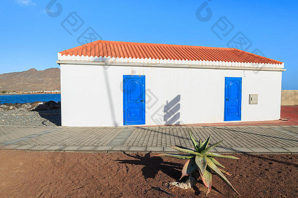 典型的白色建筑蓝色的门大塔拉哈尔港口Fuerteventura金丝雀岛屿西班牙