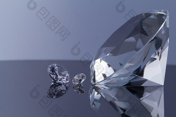 巨大的钻石施华洛世奇别致的晶体黑色的镜子表面白色背景微光闪耀免费的空间文本