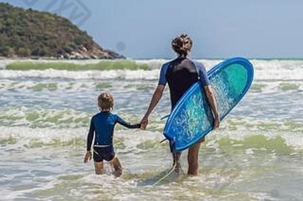 横幅长格式父亲教练教学儿子冲浪海假期假期旅行体育孩子们概念