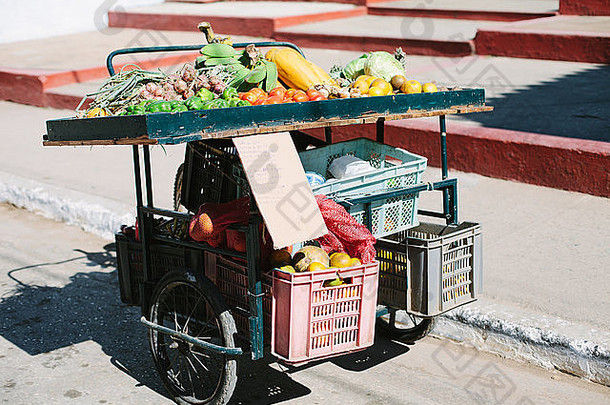 车新鲜的蔬菜街特立尼达拉岛古巴当地人买新鲜的生产商店广泛