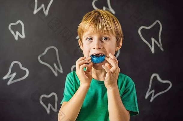 六年男孩显示myofunctional教练帮助平衡日益增长的牙齿正确的咬开发口呼吸习惯纠正位置