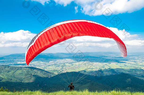 滑翔伞开始阶段前面山