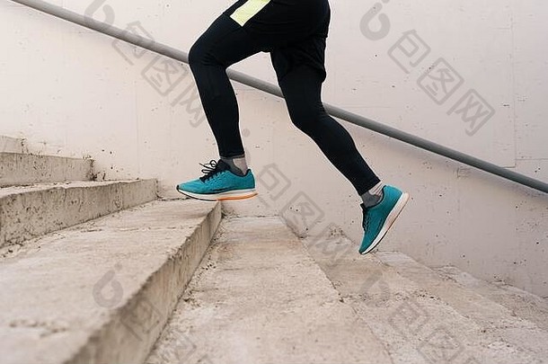 年轻的男人。腿运行楼上城市楼梯健身体育运动人锻炼生活方式概念