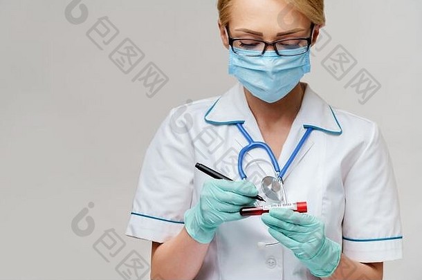 医疗医生护士女人穿保护面具手套使马克笔病毒血测试管