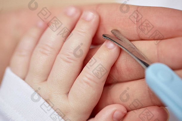 关闭手剪刀修剪婴儿指甲