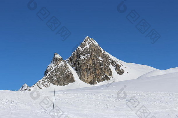 全景视图田园夏天景观阿尔卑斯山脉清晰的山冰川蓝色的skyin背景