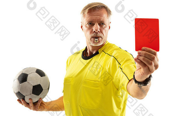 裁判持有球显示红色的卡足球足球球员游戏白色工作室背景概念体育运动规则违反有争议的问题障碍克服