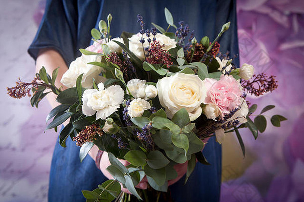 婚礼花束新娘玫瑰粉红色的康乃馨桉树手新娘