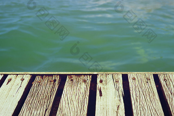 木甲板地板上热带夏天时间海剪裁路径添加背景