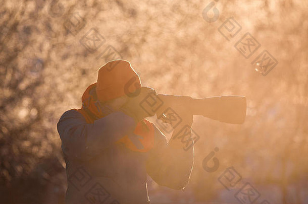 列别丁尼天鹅自然储备阿尔泰俄罗斯2月摄影师相机长焦镜头芽冷淡的冬天早....