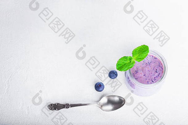 美味的蓝莓酸奶奶昔