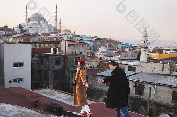 夫妇爱走屋顶大集市城市伊斯坦布尔