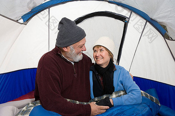 高级夫妇拥抱帐篷
