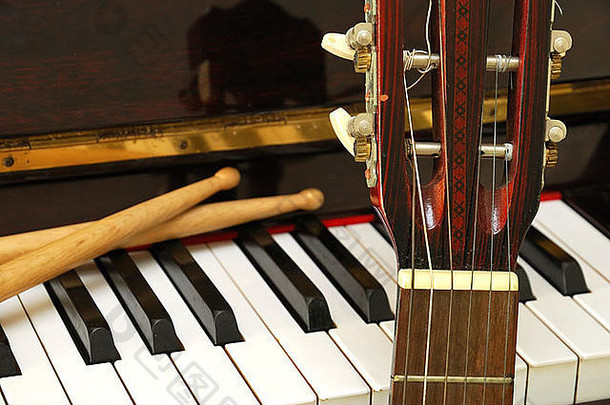 鼓棒吉他计划键盘概念音乐作文创造力