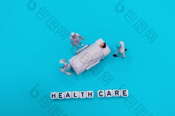 微型医疗玩具人健康护理句子蓝色的蒂尔背景