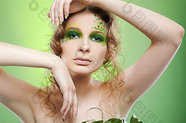 肖像美丽的女孩仙女主题身体艺术摆姿势绿色