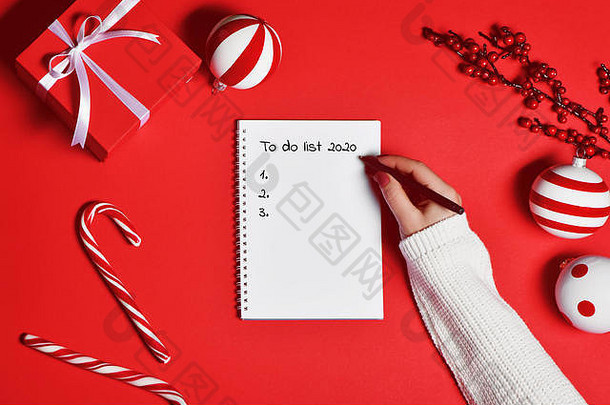 女手针织毛衣写作列表笔记本红色的背景一年规划概念