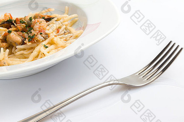 典型的意大利食物奖杯意大利面菜鱼沙拉酱