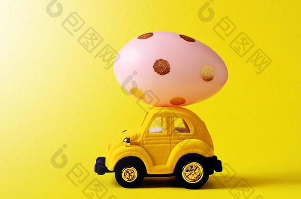 复活节蛋玩具车黄色的背景快乐复活节一天概念