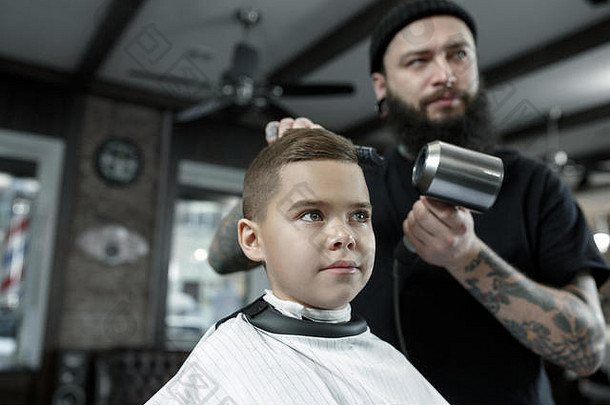 孩子们理发师切割男孩黑暗背景满足可爱的学龄前<strong>儿童</strong>男孩发型