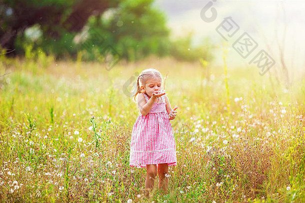 有趣的女孩玩夏天自然快乐童年概念