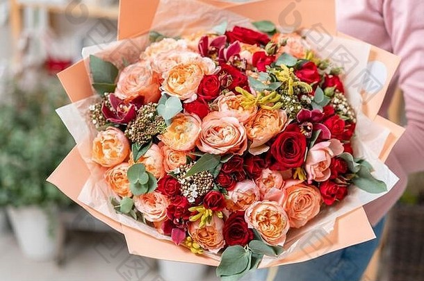 红色的音调美丽的花束混合花女士手工作花店花商店英俊的新鲜的花束花交付