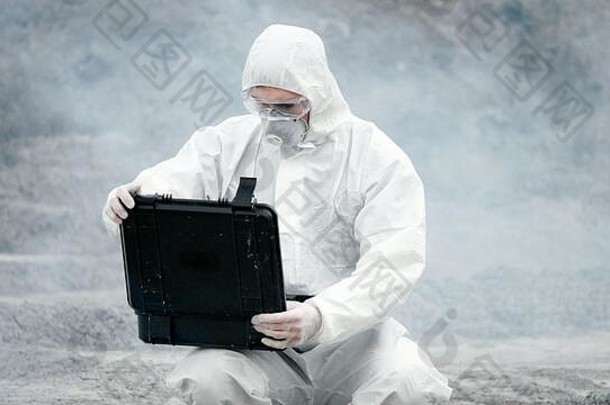 实验室技术员面具化学保护西装打开工具箱干土地有毒烟