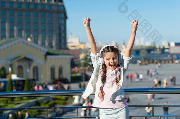 女孩旅游孩子探索城市音频指南应用程序免费的风格旅行令人兴奋的旅行城市博物馆音频之旅耳机小工具城市指南音频之旅