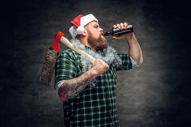 男人。圣诞老人的他喝啤酒