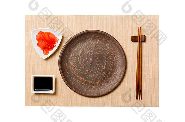 空轮棕色（的）板筷子寿司姜我是酱汁棕色（的）寿司席背景前视图复制空间设计