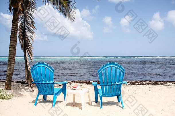 蓝色的椅子海滩面对群众海藻洗海滩开曼群岛岛