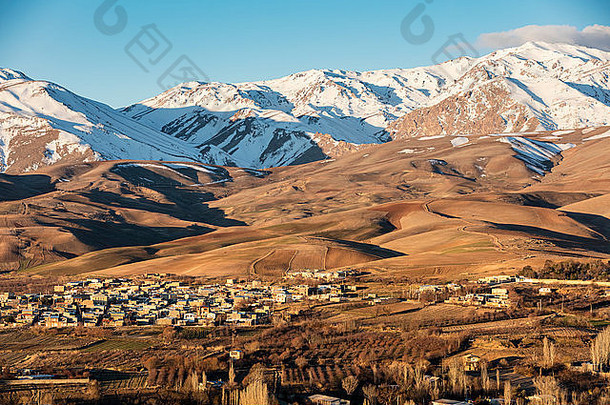 雪封顶山峰扎格罗斯山Lorestan省伊朗波路及特金早期早....光