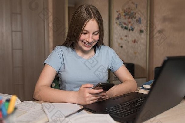 青少年女孩快乐微笑通过了测试赢得彩票运气成功手智能手机首页电子教育移动PC看视频互联网
