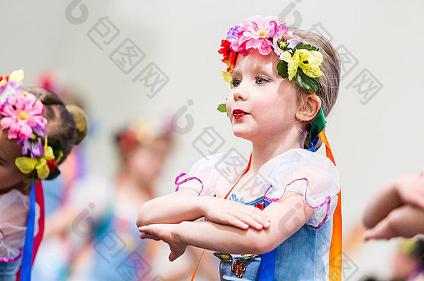 孩子们跳舞传统俄罗斯人舞蹈