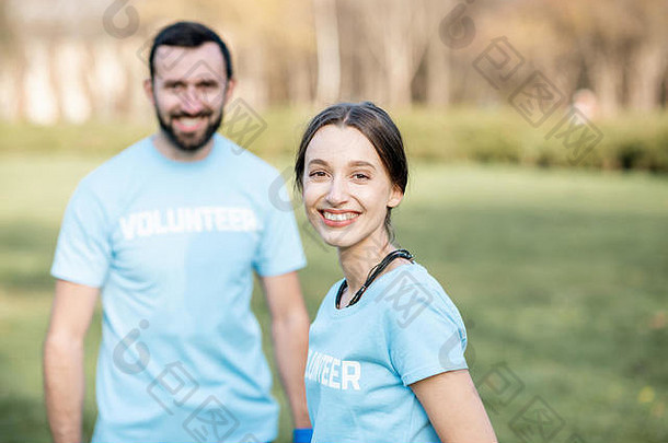 肖像快乐志愿者蓝色的t恤公园